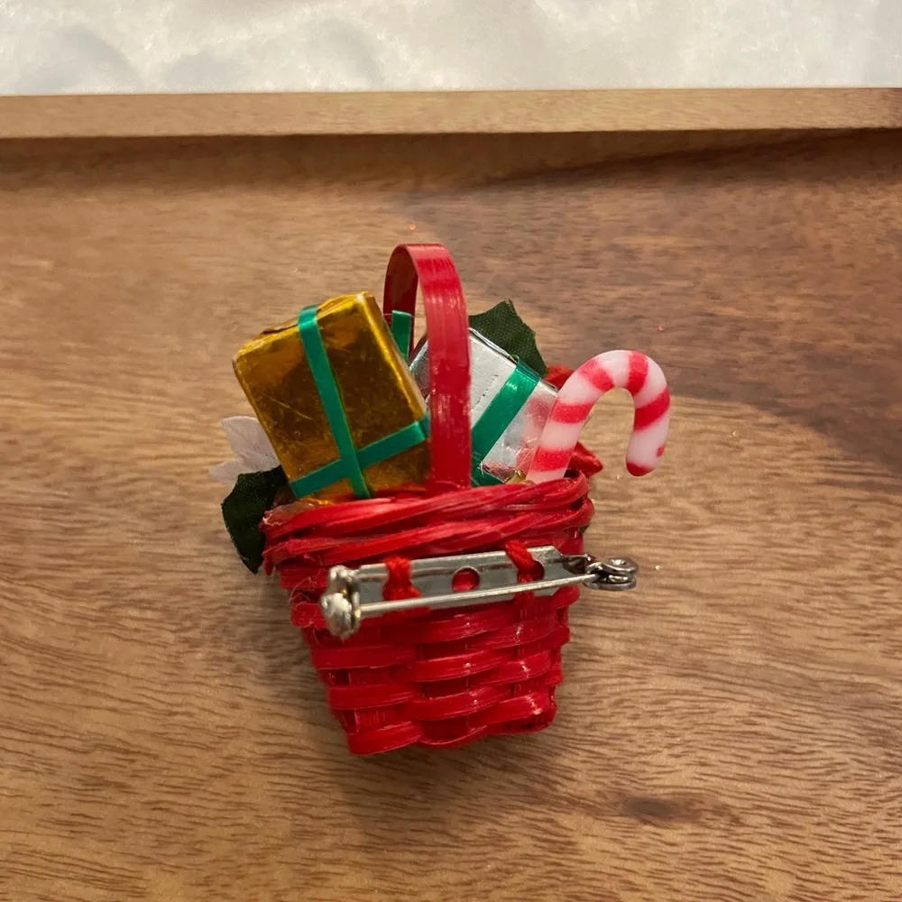 Avon Christmas Brooch Straw Basket Poinsettia Flowers‎ Presents Vintage Festive